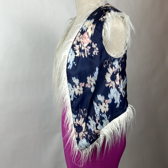 White faux fur fuzzy vest - Picture 9 of 10